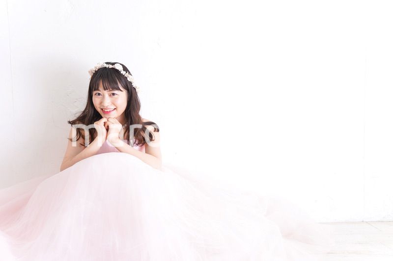 ウエディングドレスを着た笑顔の新婦