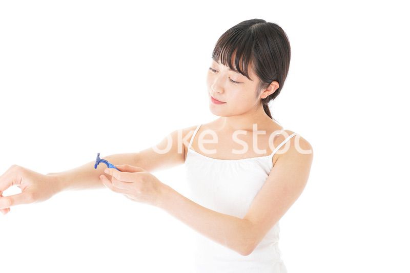 毛を剃る若い女性