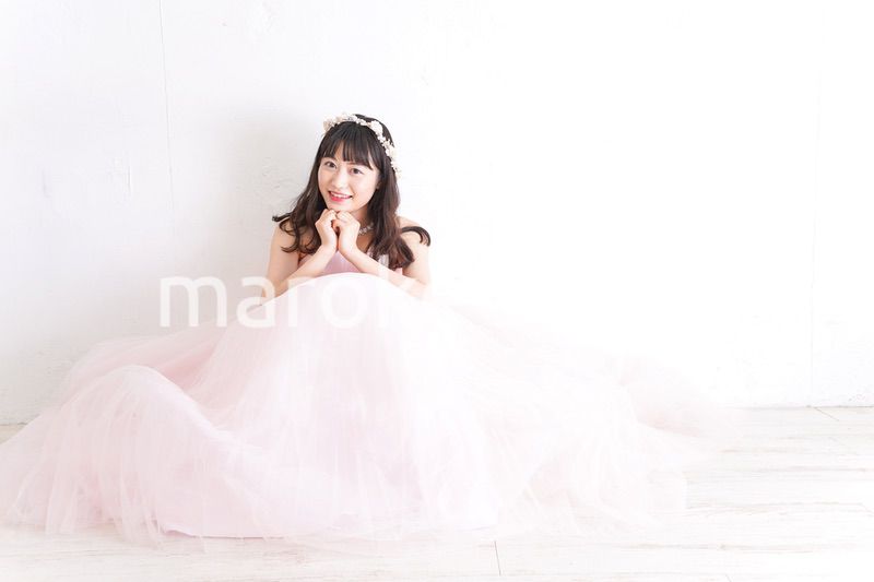 ウエディングドレスを着た笑顔の新婦