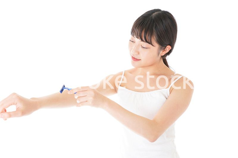 毛を剃る若い女性