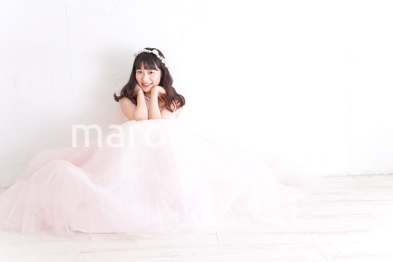 ウエディングドレスを着た笑顔の新婦