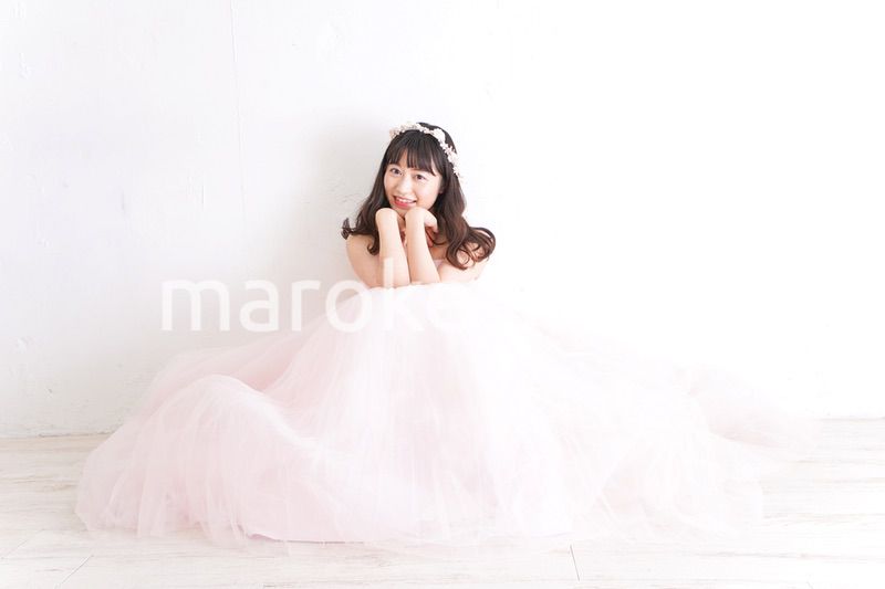 ウエディングドレスを着た笑顔の新婦