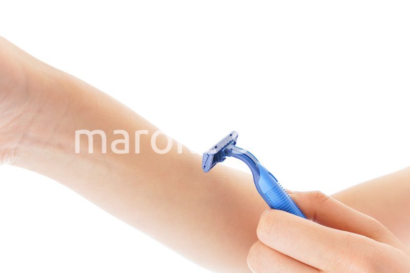 毛を剃る若い女性