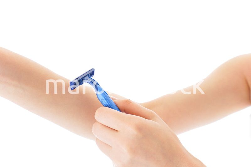 毛を剃る若い女性