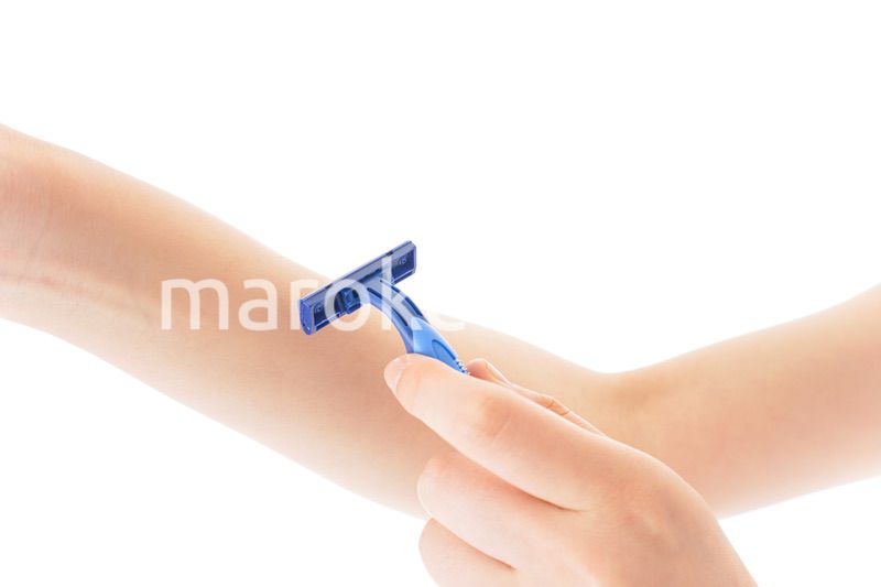 毛を剃る若い女性