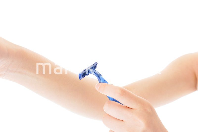 毛を剃る若い女性