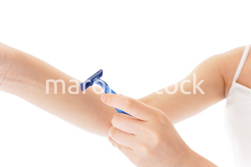 毛を剃る若い女性