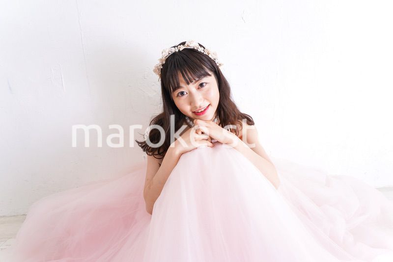 ウエディングドレスを着た笑顔の新婦