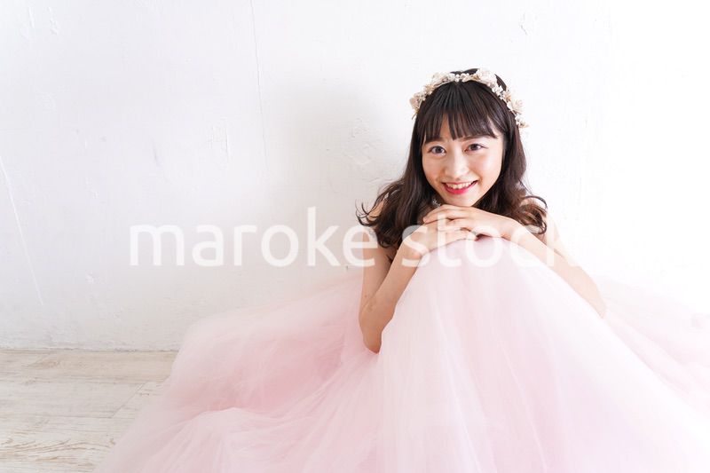 ウエディングドレスを着た笑顔の新婦