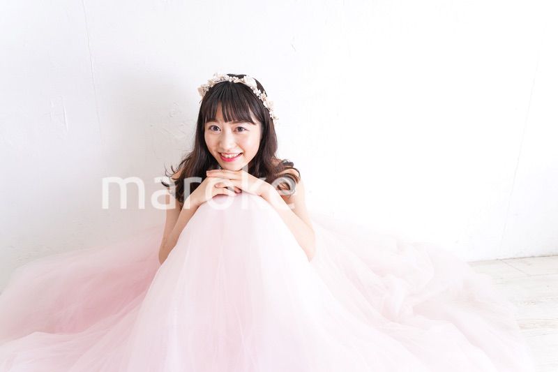 ウエディングドレスを着た笑顔の新婦