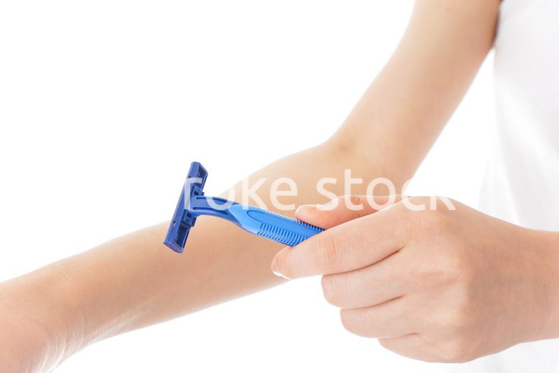 毛を剃る若い女性