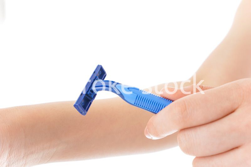 毛を剃る若い女性