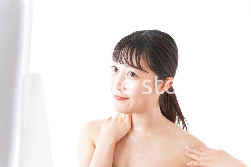 肌にクリームを塗る若い女性