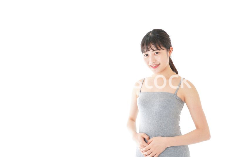 チューブトップを着た若い女性