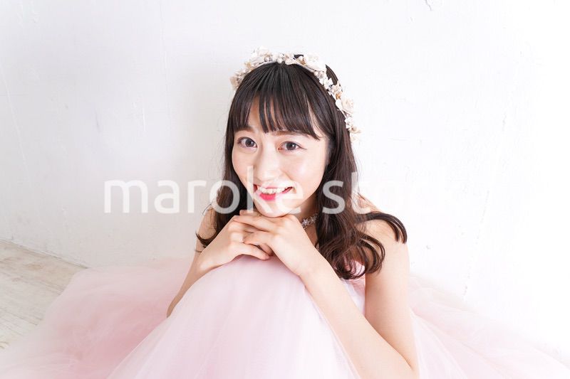 ウエディングドレスを着た笑顔の新婦