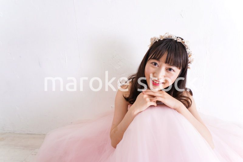 ウエディングドレスを着た笑顔の新婦