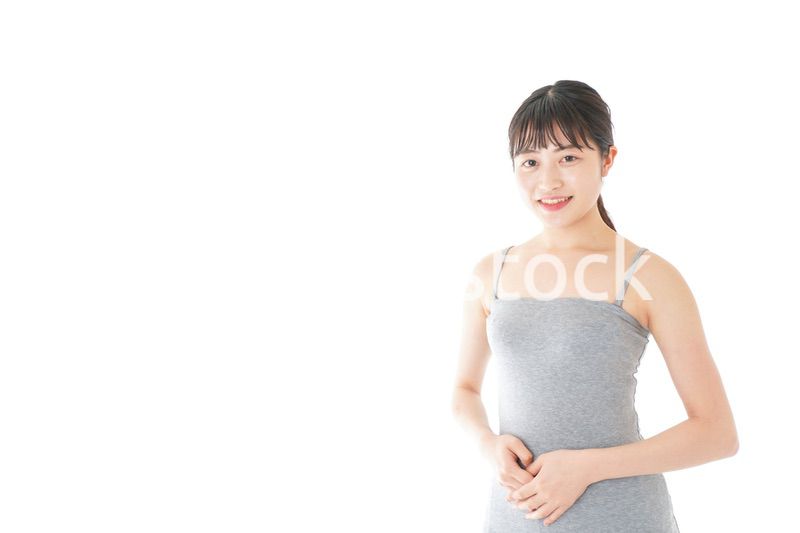 チューブトップを着た若い女性