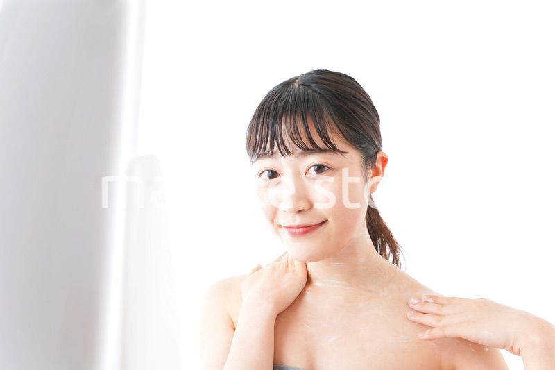 肌にクリームを塗る若い女性