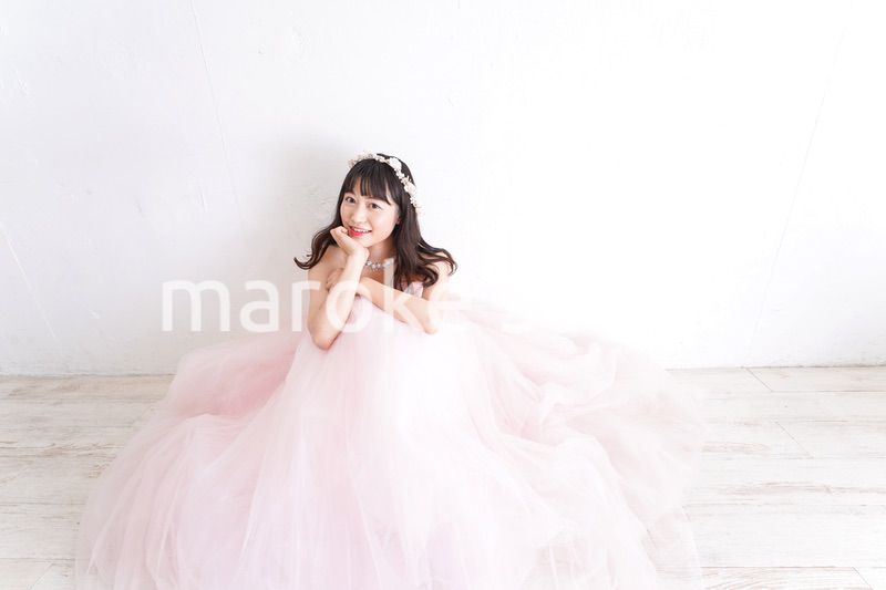 ウエディングドレスを着た笑顔の新婦