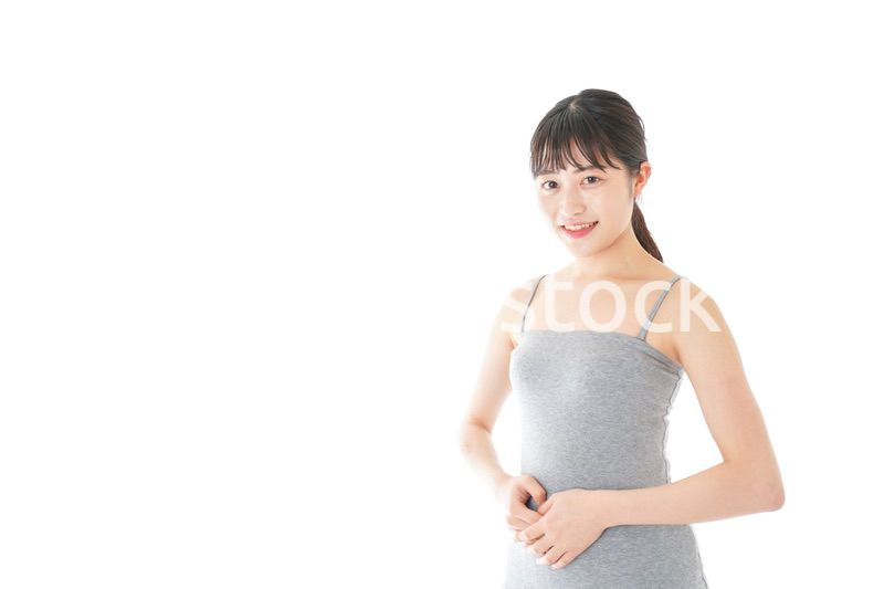 チューブトップを着た若い女性