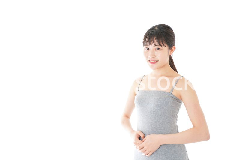 チューブトップを着た若い女性