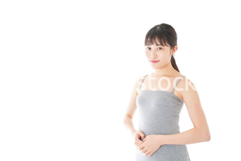 チューブトップを着た若い女性