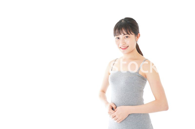 チューブトップを着た若い女性