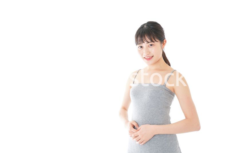 チューブトップを着た若い女性