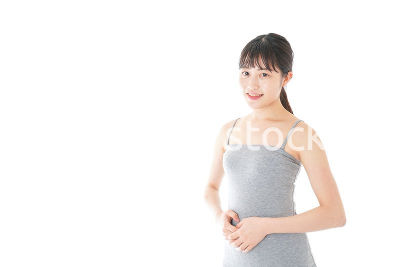 チューブトップを着た若い女性