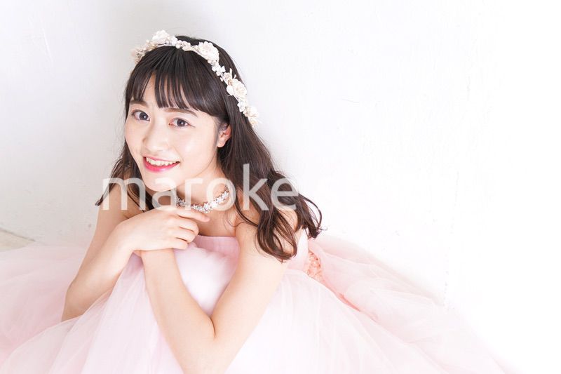 ウエディングドレスを着た笑顔の新婦