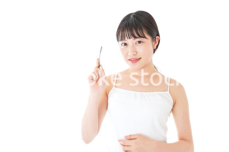 歯みがきをする若い女性