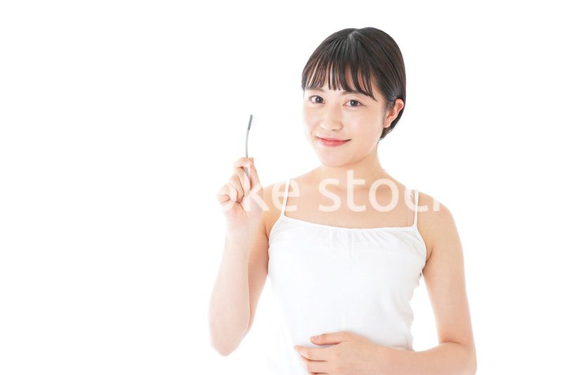 歯みがきをする若い女性