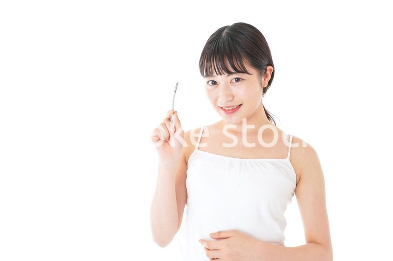 歯みがきをする若い女性