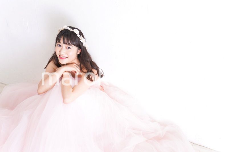 ウエディングドレスを着た笑顔の新婦