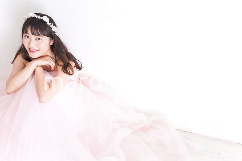 ウエディングドレスを着た笑顔の新婦