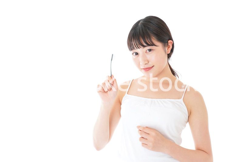 歯みがきをする若い女性