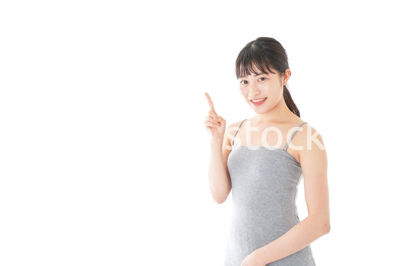 ビューティーアドバイスをする若い女性