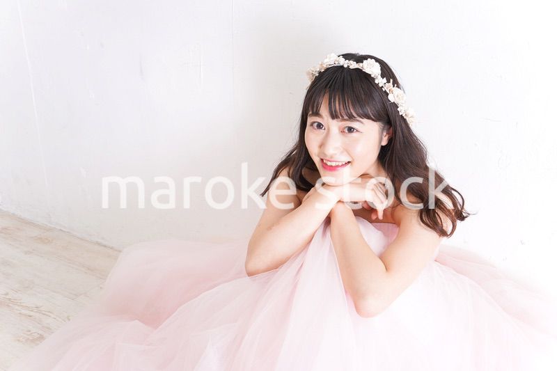 ウエディングドレスを着た笑顔の新婦