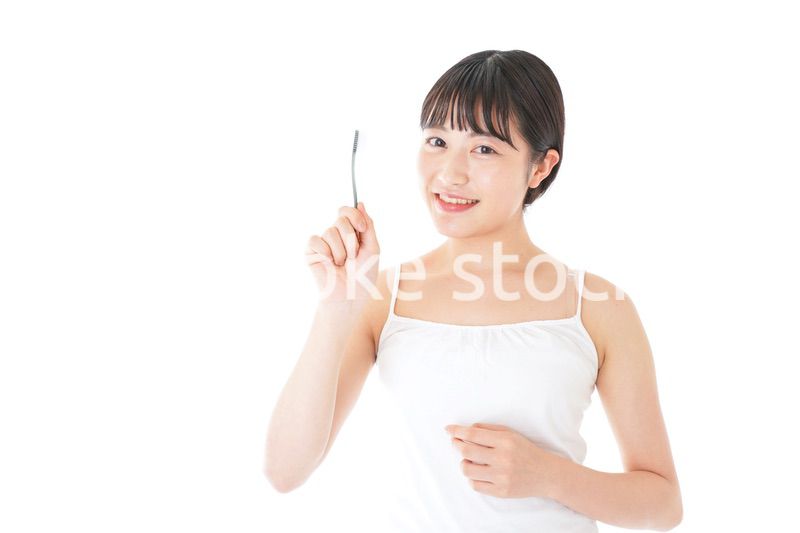 歯みがきをする若い女性