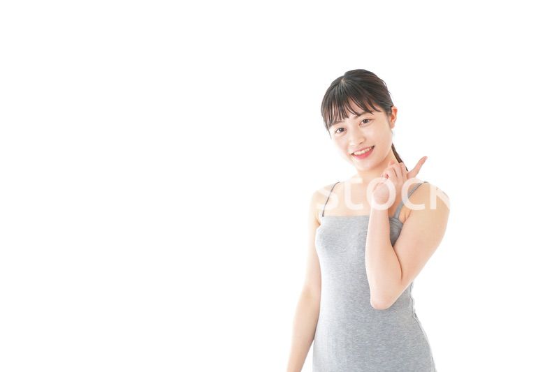 ビューティーアドバイスをする若い女性