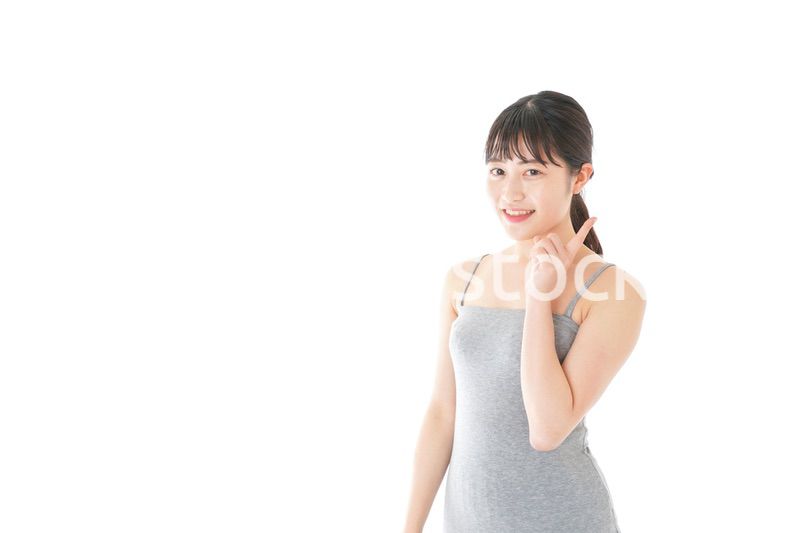 ビューティーアドバイスをする若い女性