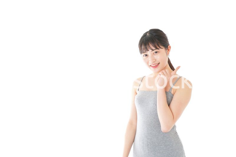 ビューティーアドバイスをする若い女性