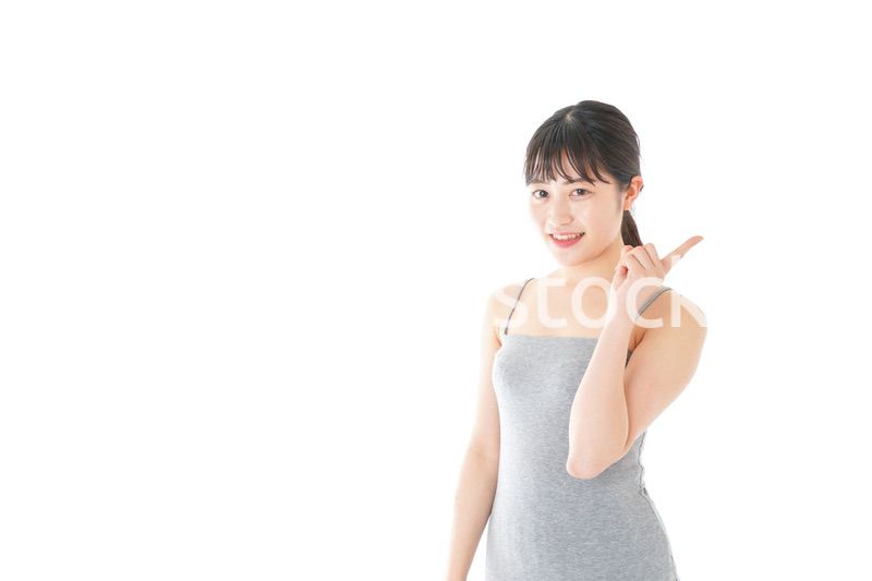 ビューティーアドバイスをする若い女性