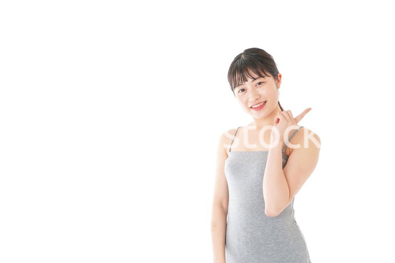 ビューティーアドバイスをする若い女性