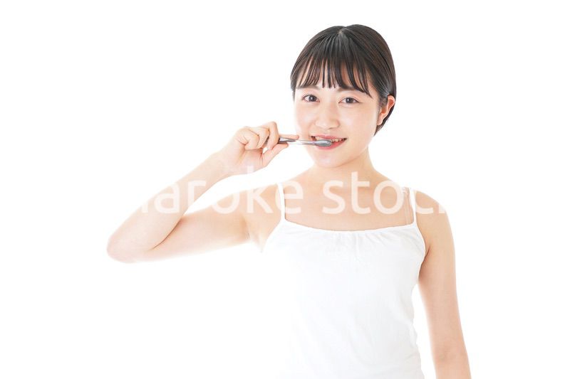 歯みがきをする若い女性