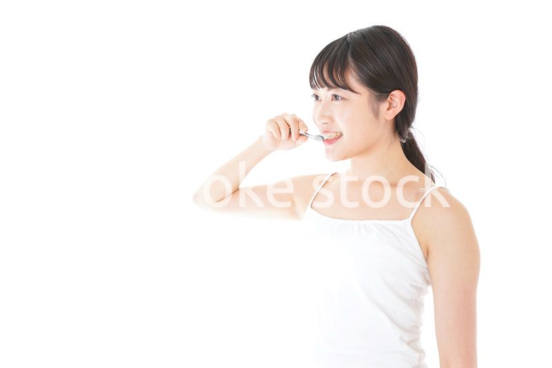 歯みがきをする若い女性