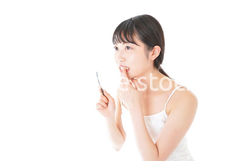 歯みがきをする若い女性