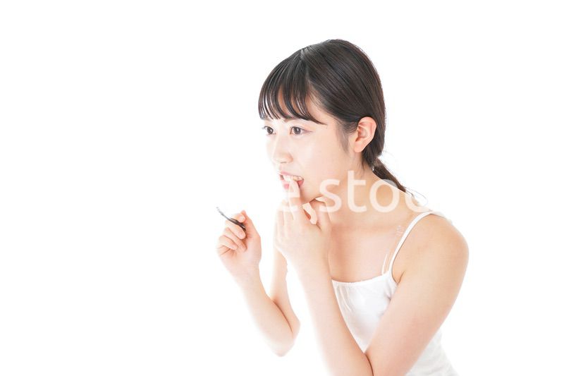 歯みがきをする若い女性