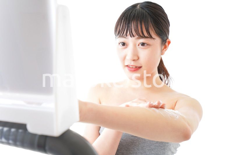 肌にクリームを塗る若い女性