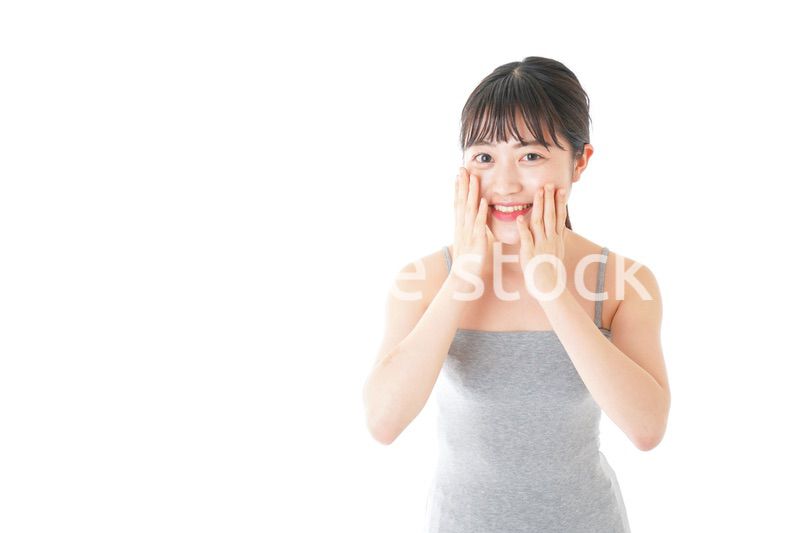 ビューティーケアをする若い女性